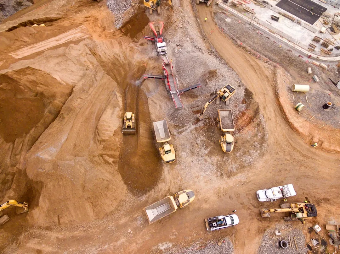 aerial photography of dump trucks - Photo par Shane McLendon sur Unsplash