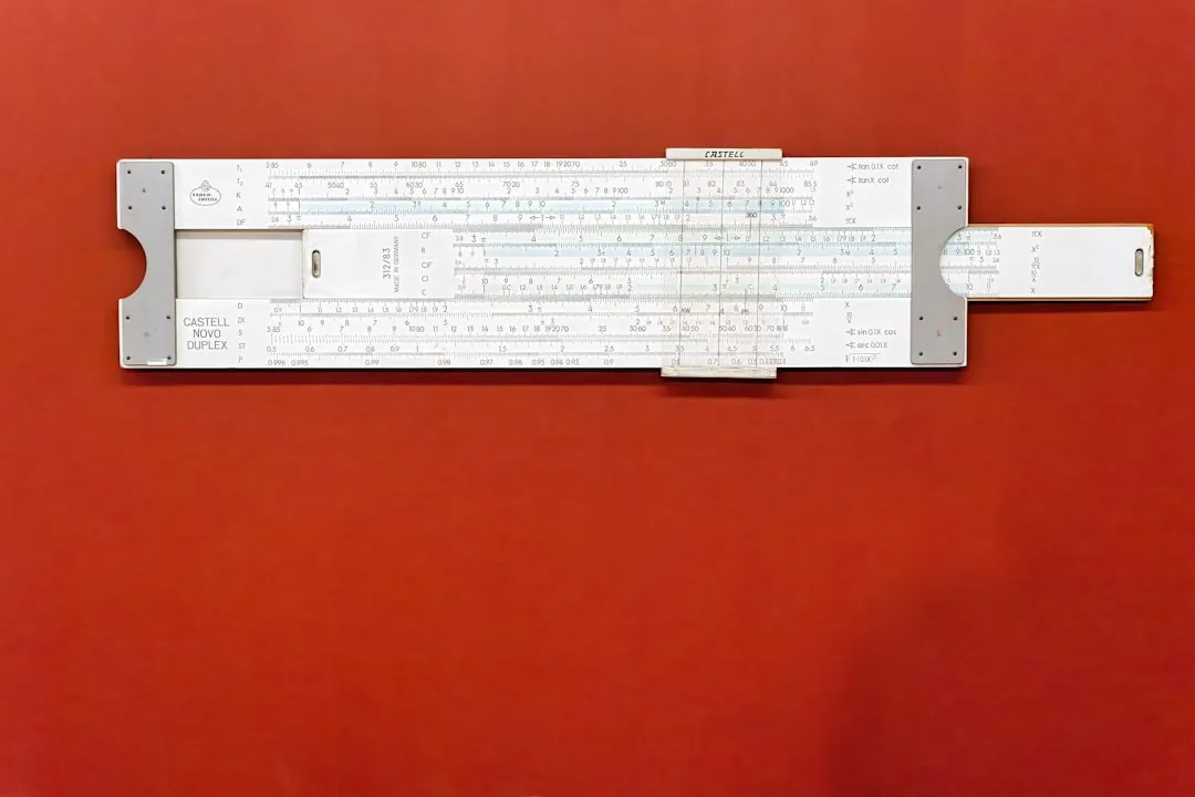 Professionnel du chemisage en combinaison de protection inspectant une canalisation avec équipement vidéo haute technologie
