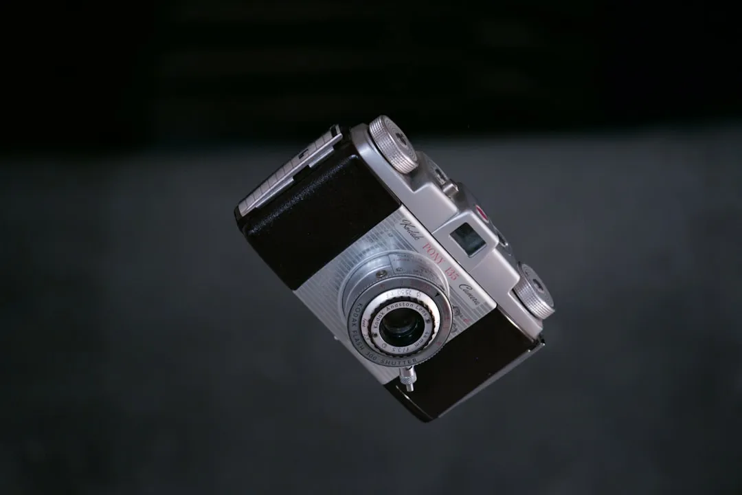 Kodak Pony 135 camera floating at an angle in front of a blurry background - Photo par Jean Gerber sur Unsplash