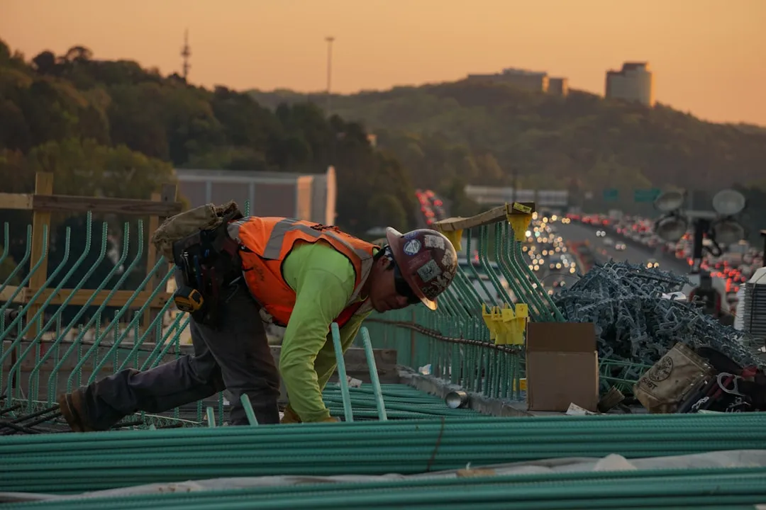 man on green galvanized iron sheet holding green bar - Photo par chandler denise sur Unsplash