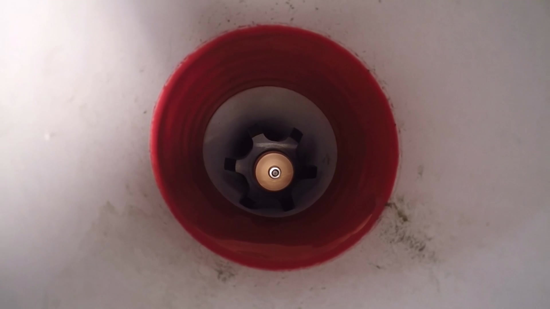 Professionnel expert du chemisage inspectant une canalisation rénovée montrant les avantages techniques de cette solution durable