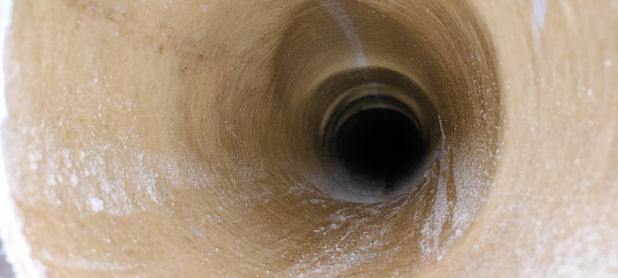 Inspection d'une canalisation après chemisage montrant l'excellent état de la gaine après plusieurs années de service