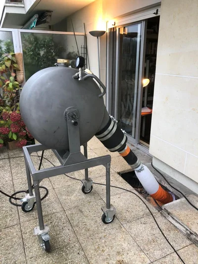 Expert du chemisage conseillant un particulier sur les solutions adaptées à sa maison individuelle