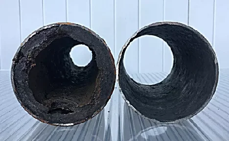 Expert du chemisage effectuant des opérations de fraisage et curage pour  préparer une canalisation avant chemisage professionnel