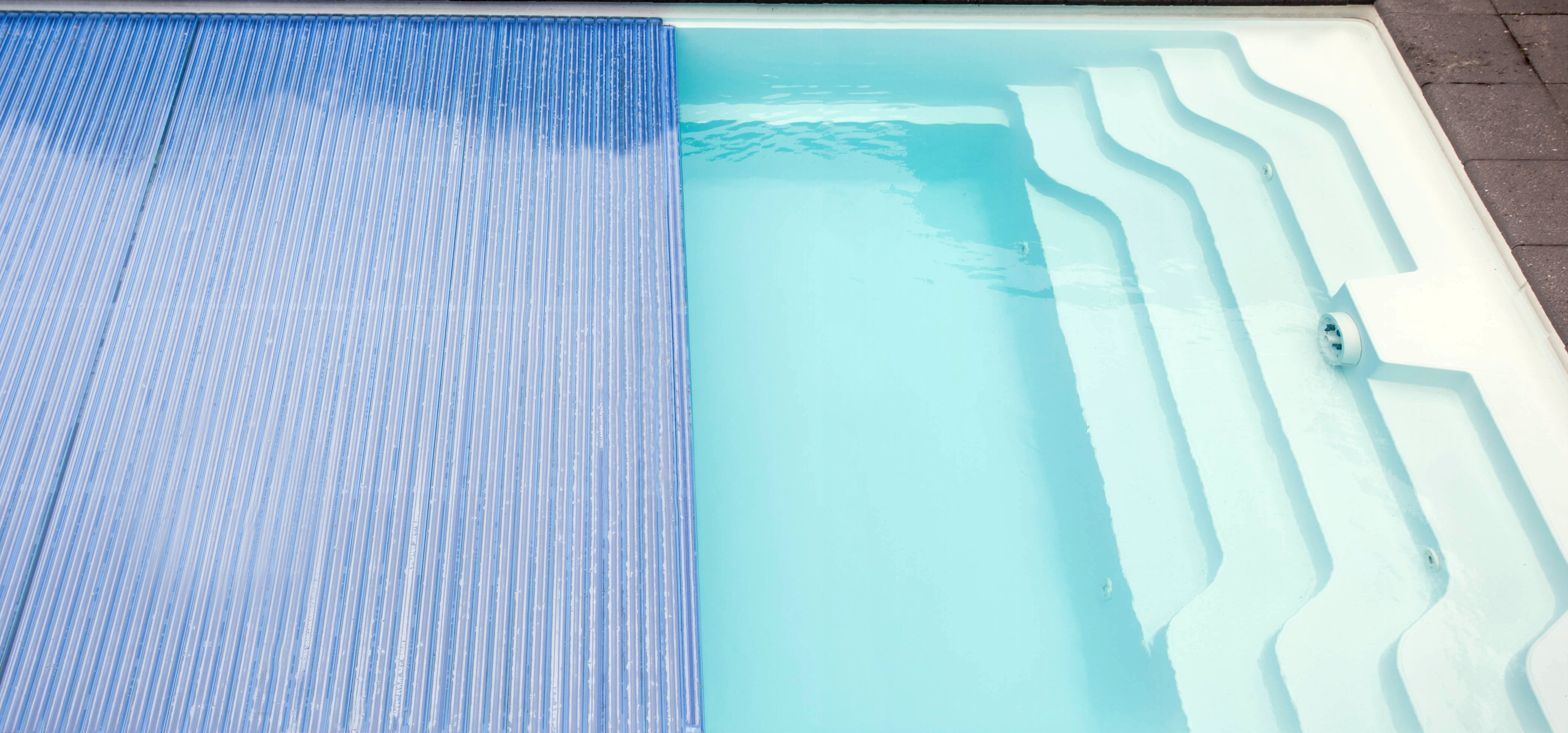 Expert du chemisage intervenant sur les canalisations d'une piscine municipale pour assurer la qualité et la sécurité des installations aquatiques