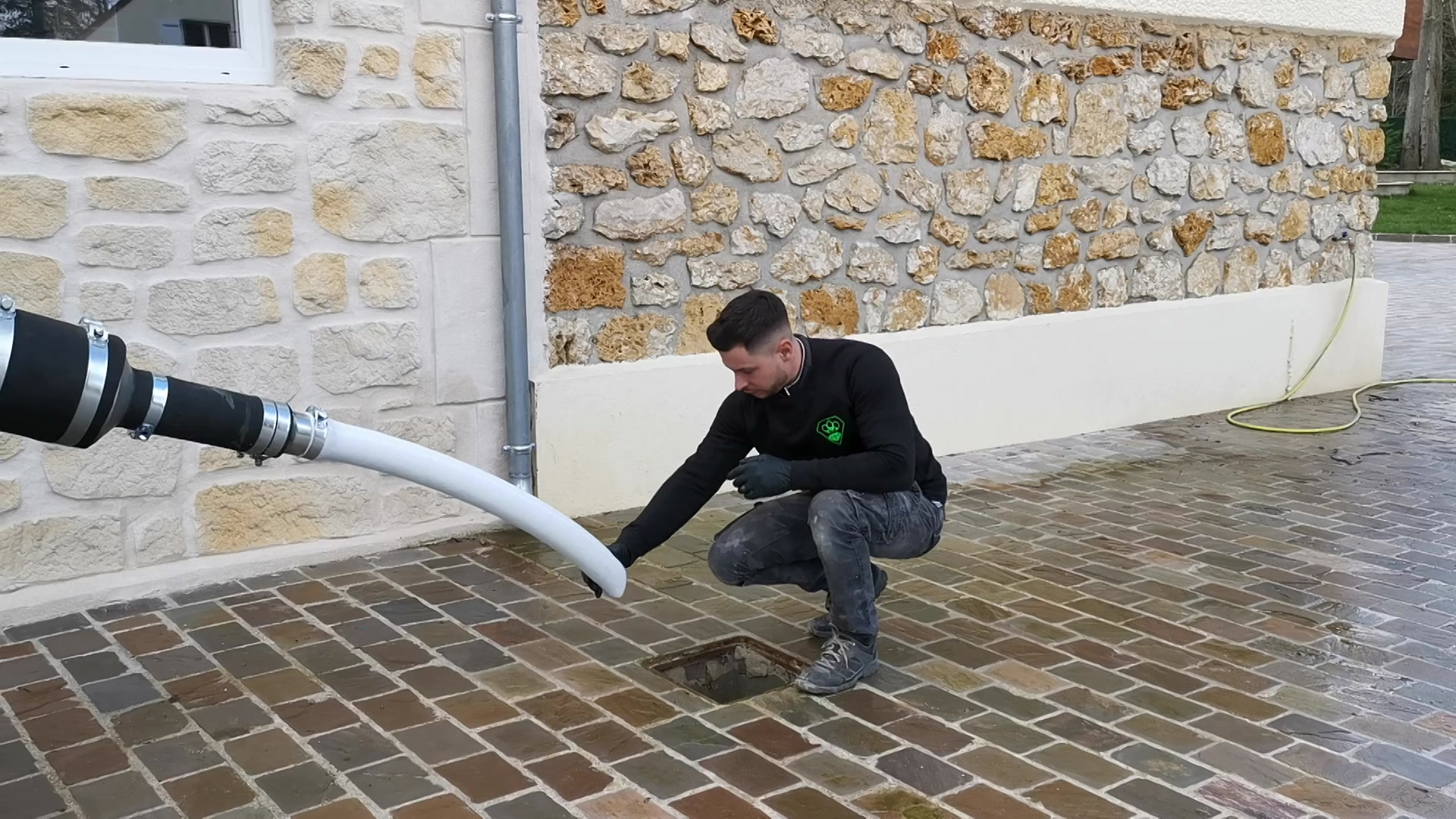 Professionnel du chemisage en action lors de l'inspection d'une canalisation, démontrant la méthodologie rigoureuse des 5 étapes essentielles