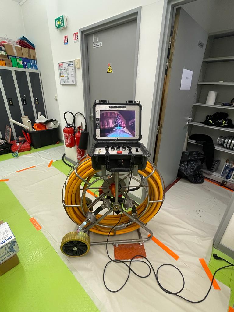 Technicien effectuant un contrôle endoscopique de canalisation pour diagnostic avant chemisage - Photo de notre partenaire Gery Corporation