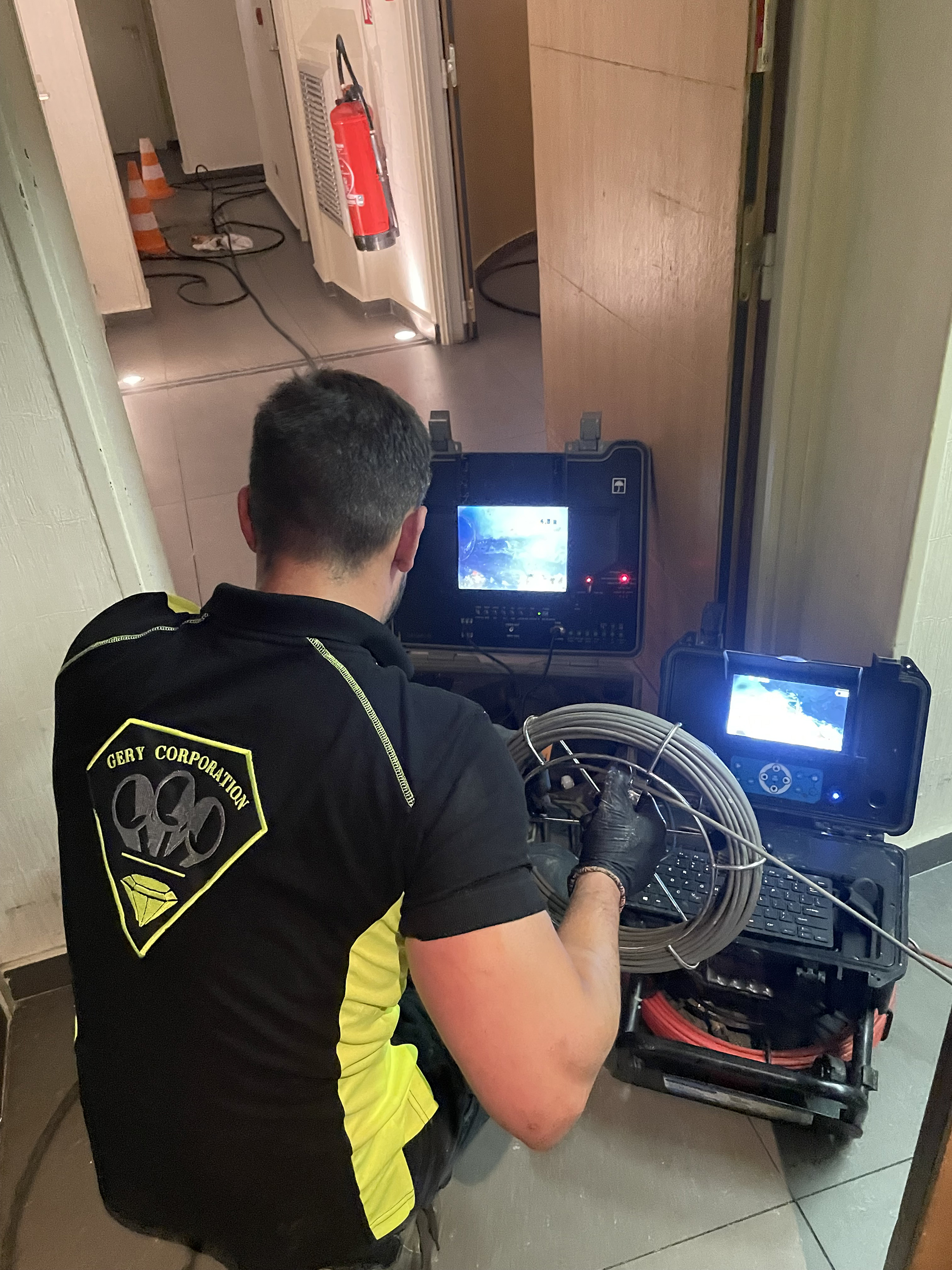 Technicien effectuant une inspection endoscopique détaillée avant intervention de chemisage - Photo de notre partenaire Gery Corporation