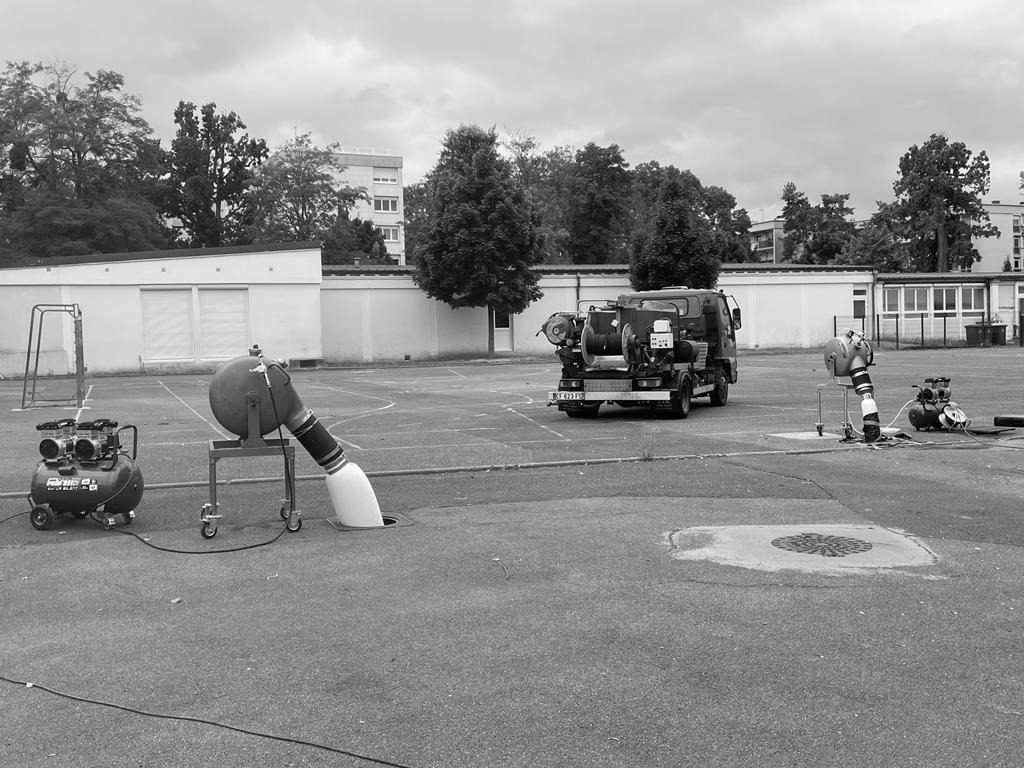 Démonstration de la technique Tubflow pour chemisage de canalisation par gaine souple avec résine - Photo de notre partenaire Gery Corporation