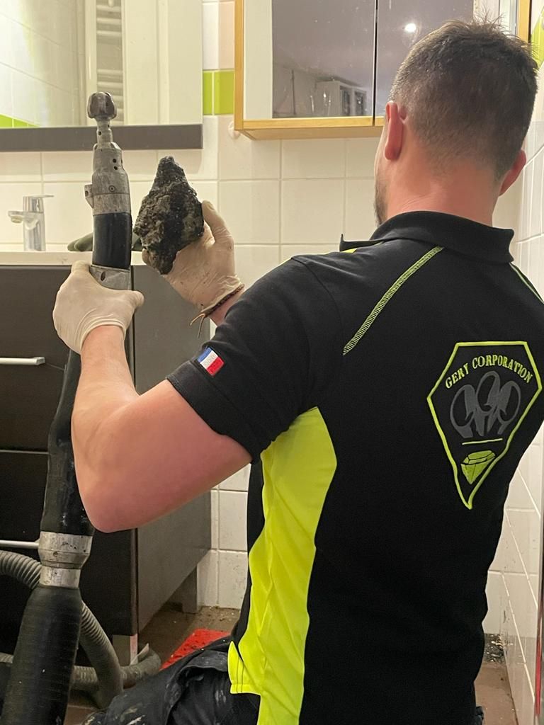 Intervention de curage hydraulique par technicien spécialisé avec équipement haute pression - Photo de notre partenaire Gery Corporation