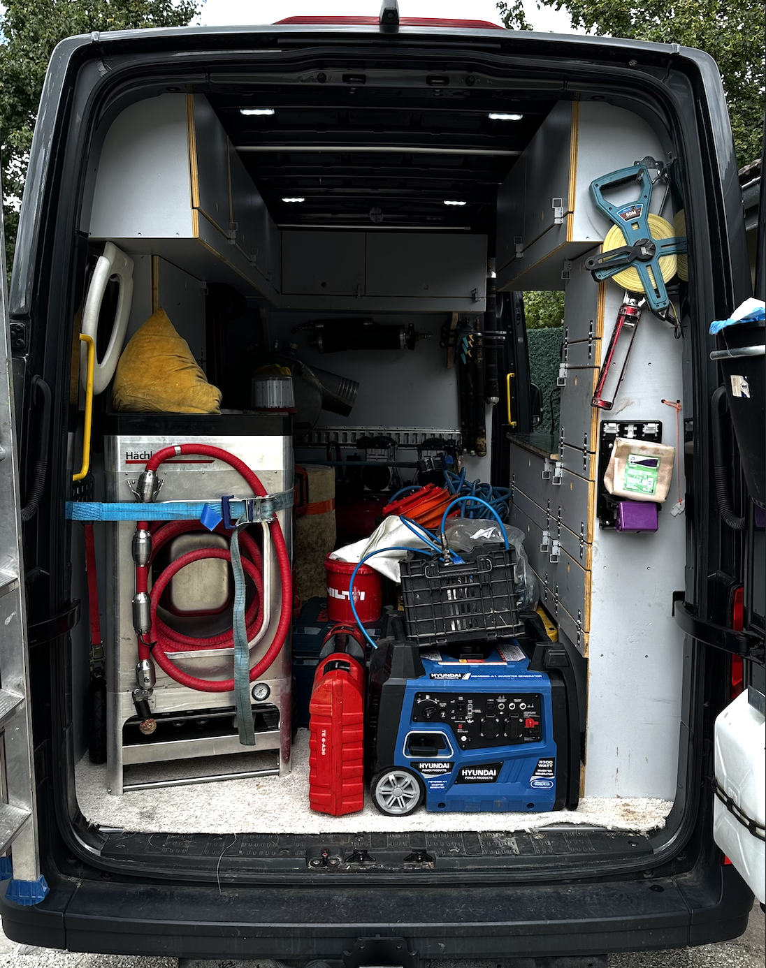 Camion d'intervention spécialisé chemisage avec équipement mobile complet pour interventions terrain par artisan expert