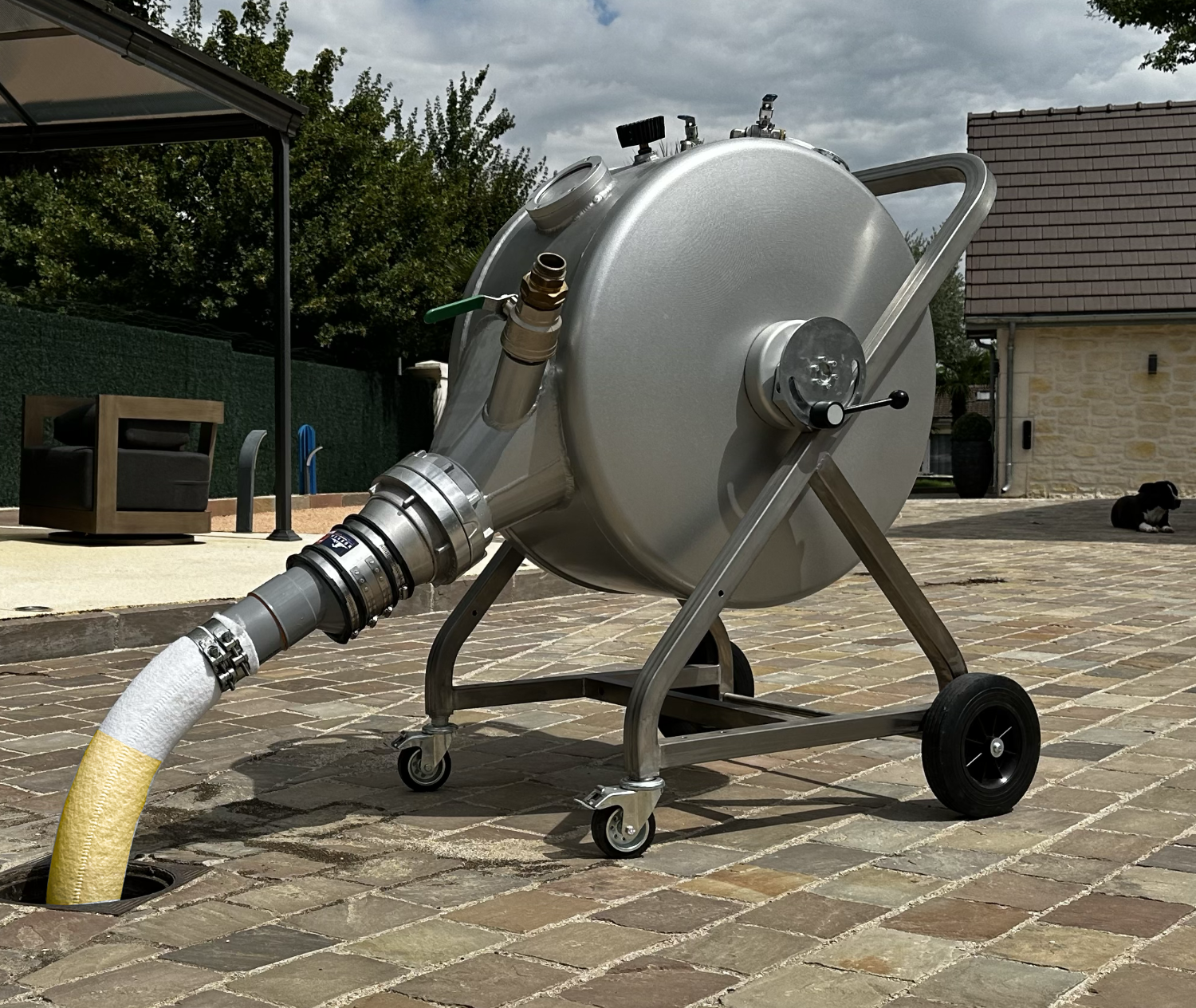 Gaine PEHD structurante de couleur bleue en cours d'insertion dans une canalisation existante, illustrant la technique de réhabilitation par gainage