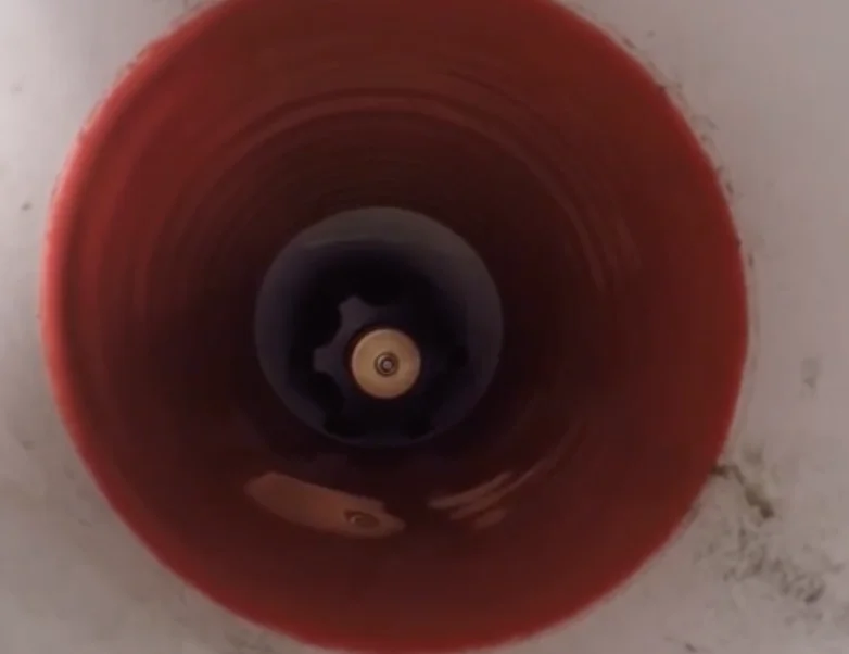 Vue en coupe d'une canalisation traitée par chemisage résine époxy, montrant la couche protectrice translucide parfaitement adhérente aux parois internes